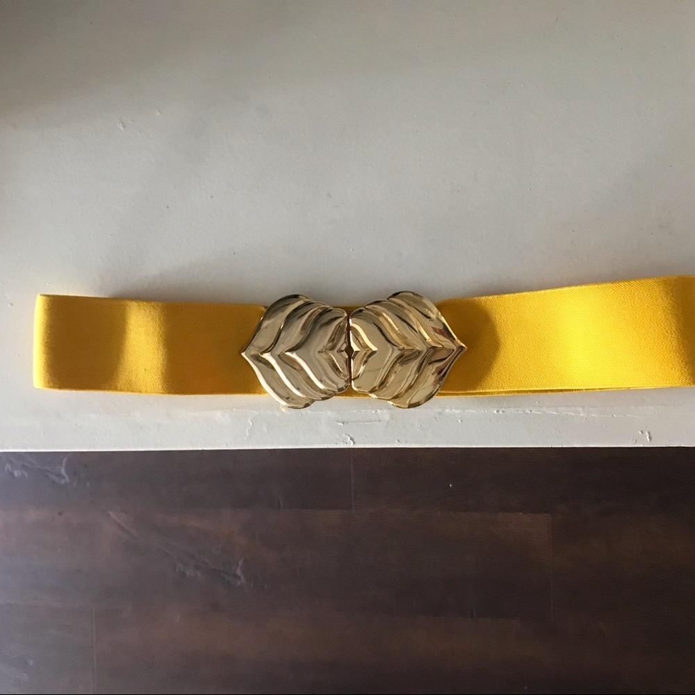 VINTAGE YELLOW BELT WITH GOLD CLASP
